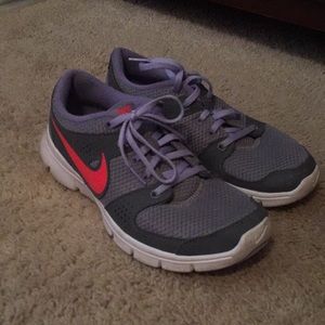 Sneakers/tennis shoes